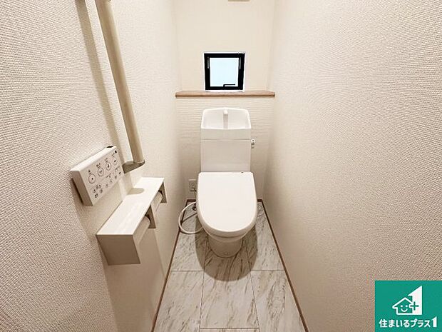 【トイレ】1・2階の2ヶ所にあるので、朝の忙しい時間の順番待ちもなく、深夜の利用にも大変便利です。