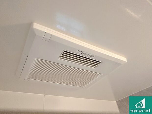 【浴室暖房乾燥機】四季を通して快適なバスライフをお手伝いする浴室暖房乾燥機！浴室の乾燥・暖房・涼風・換気はもちろん、２４時間換気にも対応！ 