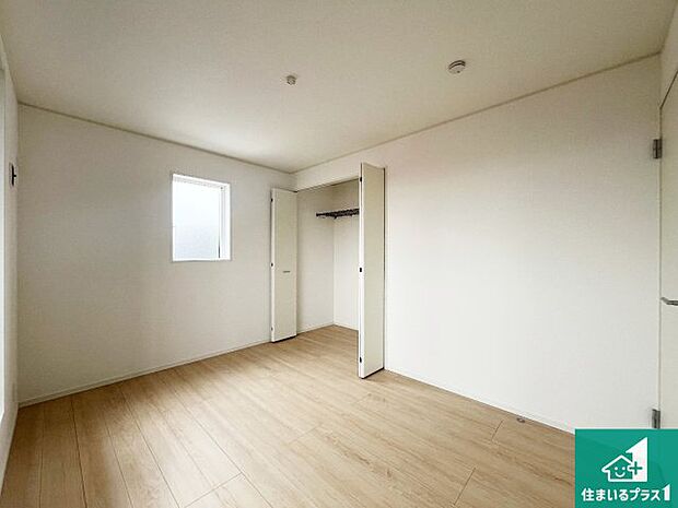 【洋室】シンプルな洋室は、自分好みのインテリアが楽しめます♪ご家族とインテリアや家具を選びに行くのは新築購入時の醍醐味の一つです。ぜひお楽しみください♪