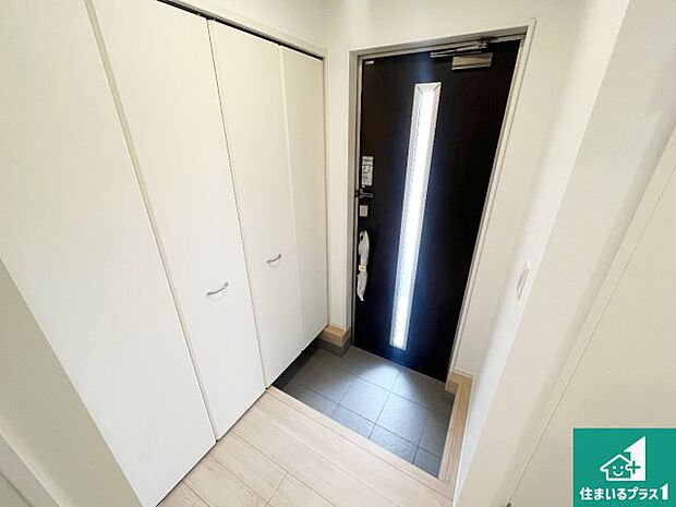 【玄関】シューズボックスにはたくさんの靴が収納できるので玄関周りはいつもスッキリ!ご家族が増えても安心!