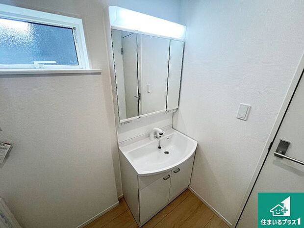 【独立洗面台】清潔感のある洗面台です。フラットな鏡は掃除がしやすく毎日清潔!鏡裏には収納があるのでスッキリとした洗面台が保てます。