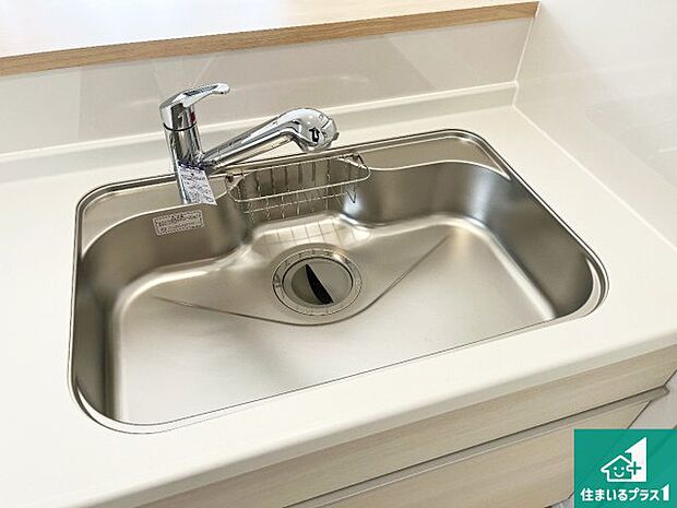【キッチンシンク】蛇口の先端に浄水器を内蔵しています!原水と浄水、お湯と冷水、シャワーの切替えがワンタッチなので用途によって使い分けられます。