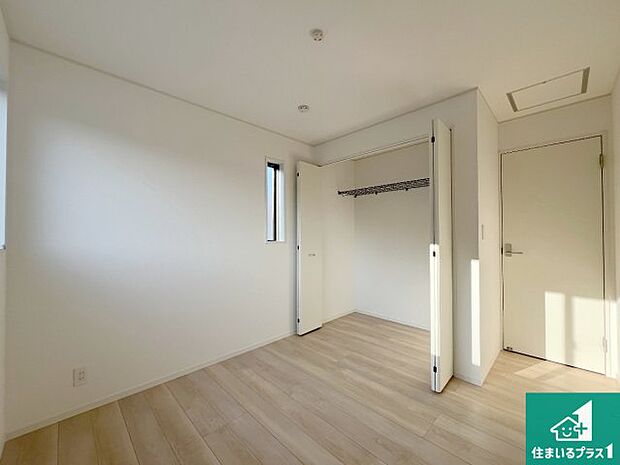 【洋室】寝室は心地よい眠りについてもらいたくて、シンプルかつ開放的な空間な設計にしています！大きな窓から差し込む日が心地いいです♪