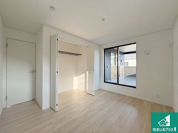 【洋室】収納スペースが充実しているので子供の成長に合わせてたくさん収納ができます！家族構成に合わせた様々な活用ができる収納！