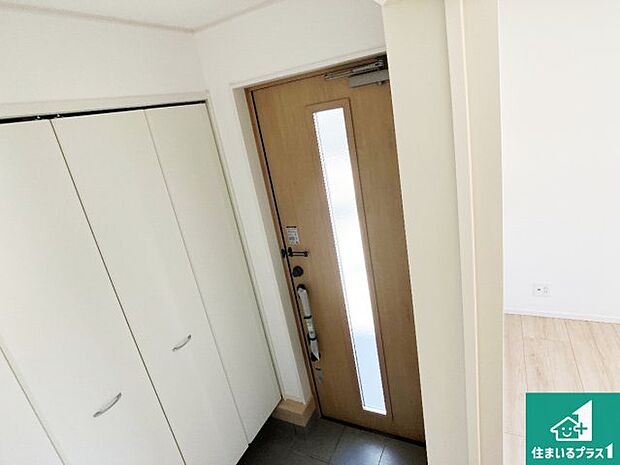 【玄関】シューズボックスにはたくさんの靴が収納できるので玄関周りはいつもスッキリ！ご家族が増えても安心！