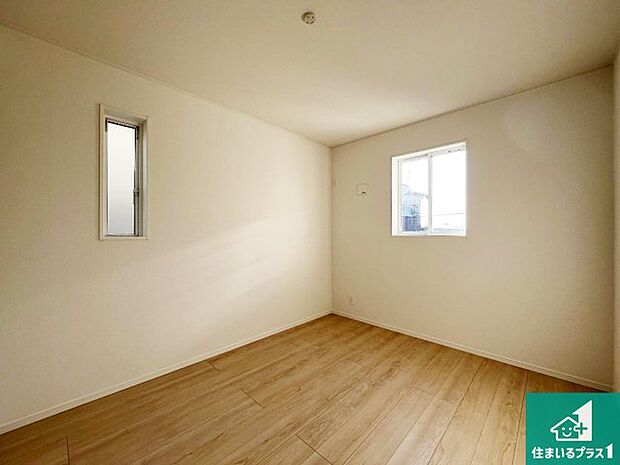 【洋室】シンプルな洋室は、自分好みのインテリアが楽しめます♪ご家族とインテリアや家具を選びに行くのは新築購入時の醍醐味の一つです。ぜひお楽しみください♪