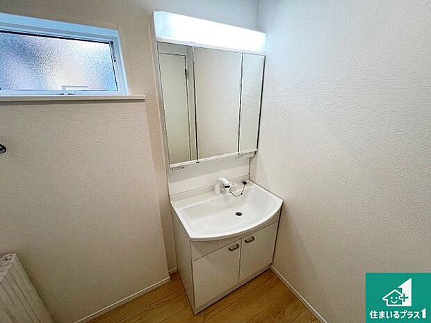 【独立洗面台】清潔感のある洗面台です。フラットな鏡は掃除がしやすく毎日清潔!鏡裏には収納があるのでスッキリとした洗面台が保てます。