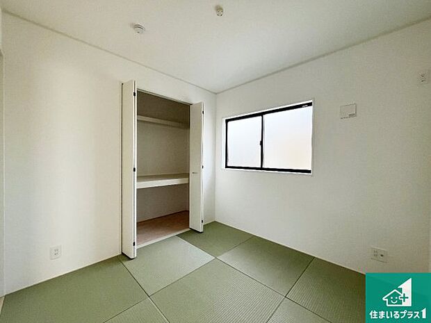 【和室】一室あると便利な和室は客間としてだけでなく、小さなお子様のプレイルームや食後のくつろぎスペースとしてもご利用いただけます。収納もついていますので大活躍間違いなし！
