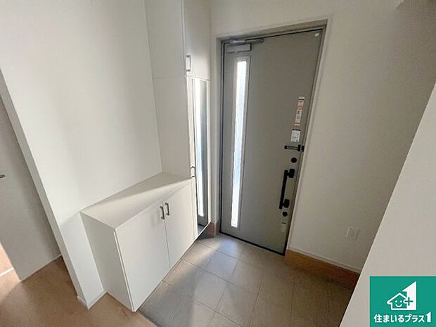 【玄関】シューズボックスにはたくさんの靴が収納できるので玄関周りはいつもスッキリ!ご家族が増えても安心!