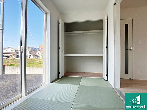 【和室】一室あると便利な和室は客間としてだけでなく、小さなお子様のプレイルームや食後のくつろぎスペースとしてもご利用いただけます。収納もついていますので大活躍間違いなし!