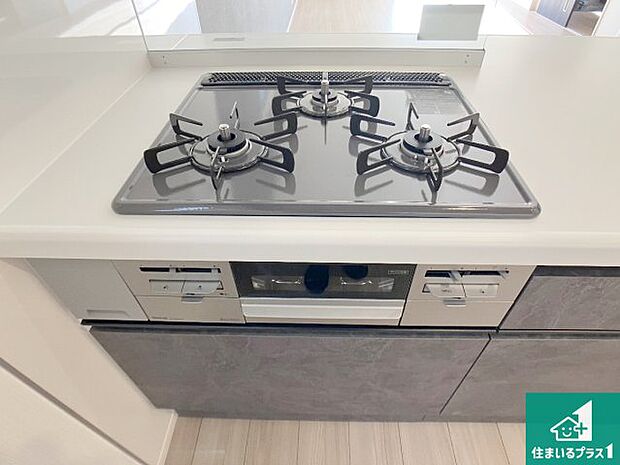 【コンロ】ダブル高火力Ｓｉセンサー付きコンロ！３口あるので、まとめて料理をする時も大活躍！