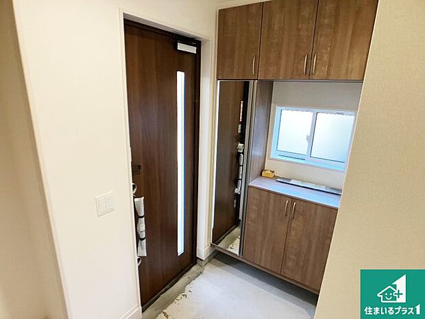 【玄関】シューズボックスにはたくさんの靴が収納できるので玄関周りはいつもスッキリ!ご家族が増えても安心!