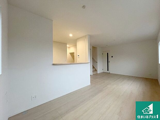 【居間・リビング】日当たり良好の明るいリビングで朝の目覚めもスッキリできそう！対面キッチンでご家族のコミュニケーションも自然と増える設計！小さなお子様が遊ぶスペースを作っても広々とくつろげるLDK！