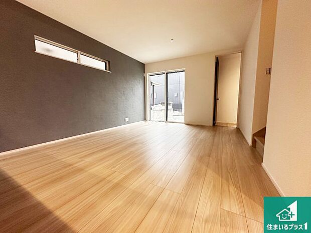 【居間・リビング】日当たり良好の明るいリビングで朝の目覚めもスッキリできそう!対面キッチンでご家族のコミュニケーションも自然と増える設計!小さなお子様が遊ぶスペースを作っても広々とくつろげるLDK!