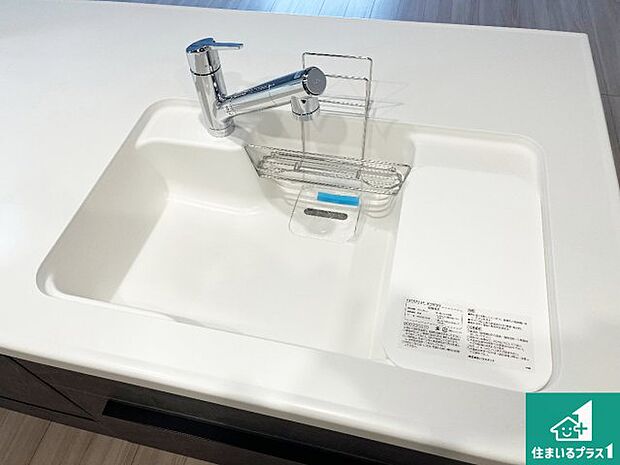 【キッチンシンク】蛇口の先端に浄水器を内蔵しています!原水と浄水、お湯と冷水、シャワーの切替えがワンタッチなので用途によって使い分けられます。