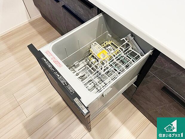 【食器洗い乾燥機】食事後の一仕事、食器洗いをボタン一つでお任せできちゃいます!場所を取らないビルトイン式なので、お料理スペースもしっかり確保!