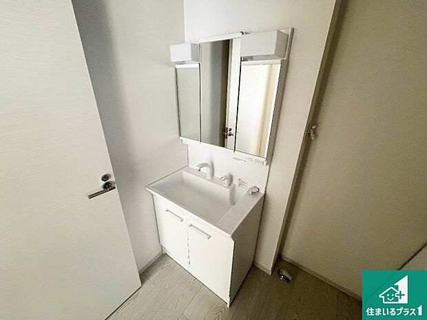 【独立洗面台】清潔感のある洗面台です。フラットな鏡は掃除がしやすく毎日清潔!鏡裏には収納があるのでスッキリとした洗面台が保てます。
