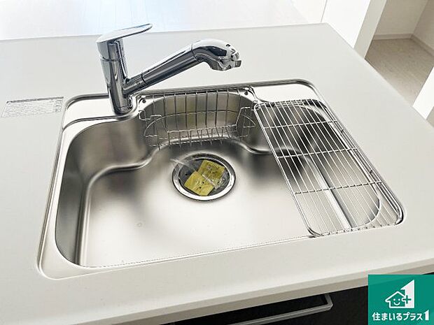 【キッチンシンク】蛇口の先端に浄水器を内蔵しています!原水と浄水、お湯と冷水、シャワーの切替えがワンタッチなので用途によって使い分けられます。