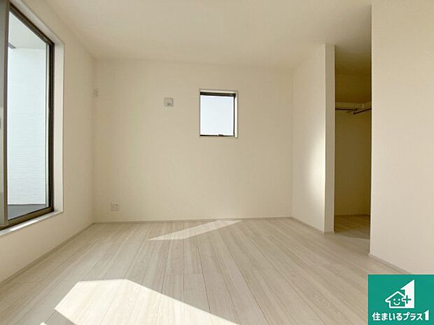 【洋室】寝室は心地よい眠りについてもらいたくて、シンプルかつ開放的な空間な設計にしています！大きな窓から差し込む日が心地いいです♪