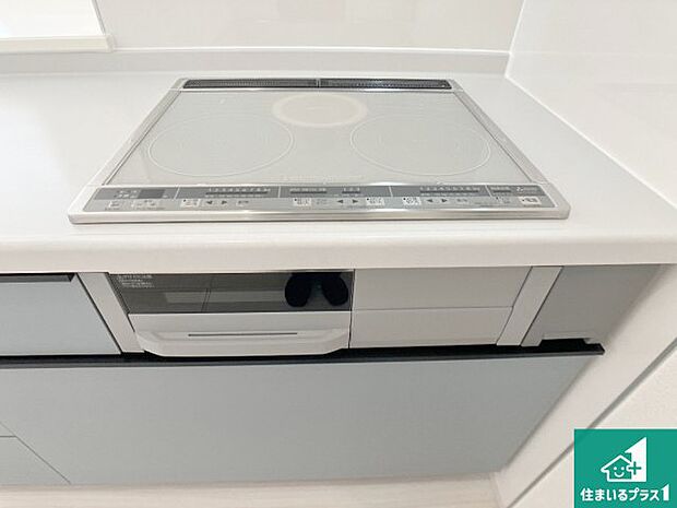 【コンロ】火を使わないので、安心なＩＨコンロ！でこぼこが無い構造なので、掃除もしやすく清潔に保てます！