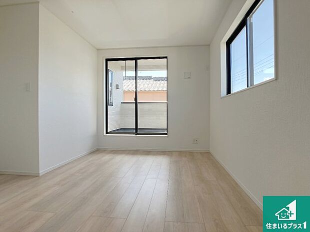 【洋室】シンプルな洋室は、自分好みのインテリアが楽しめます♪ご家族とインテリアや家具を選びに行くのは新築購入時の醍醐味の一つです。ぜひお楽しみください♪