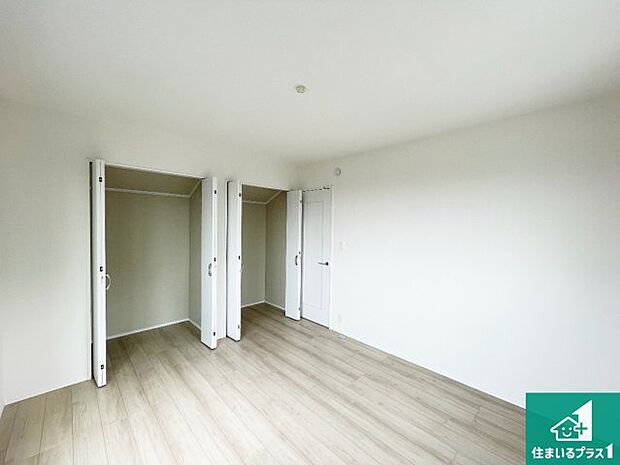 【洋室】収納スペースが充実しているので子供の成長に合わせてたくさん収納ができます!家族構成に合わせた様々な活用ができる収納!