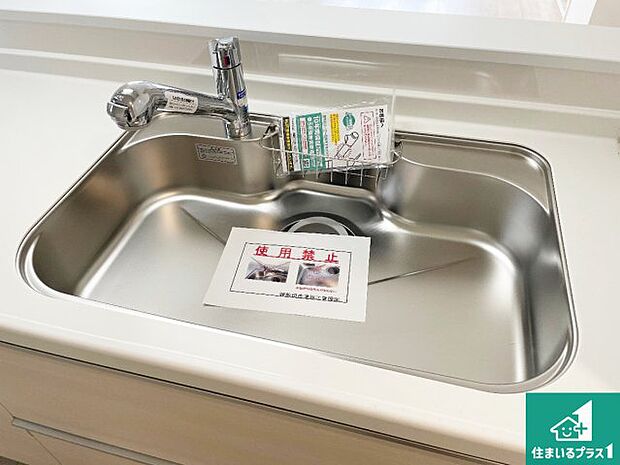 【キッチンシンク】蛇口の先端に浄水器を内蔵しています!原水と浄水、お湯と冷水、シャワーの切替えがワンタッチなので用途によって使い分けられます。