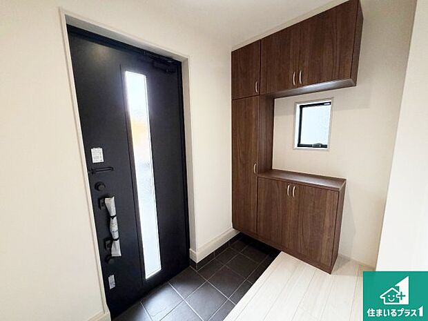 【玄関】シューズボックスにはたくさんの靴が収納できるので玄関周りはいつもスッキリ!ご家族が増えても安心!