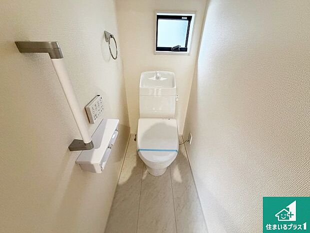 【トイレ】1・2階の2ヶ所にあるので、朝の忙しい時間の順番待ちもなく、深夜の利用にも大変便利です。