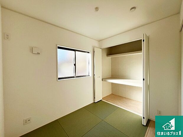 【和室】一室あると便利な和室は客間としてだけでなく、小さなお子様のプレイルームや食後のくつろぎスペースとしてもご利用いただけます。収納もついていますので大活躍間違いなし!