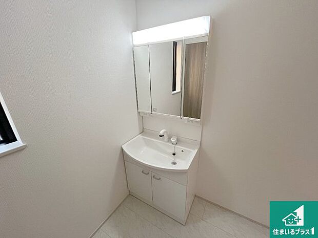 【独立洗面台】清潔感のある洗面台です。フラットな鏡は掃除がしやすく毎日清潔！鏡裏には収納があるのでスッキリとした洗面台が保てます。