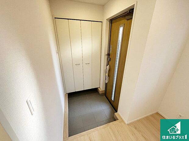【玄関】シューズボックスにはたくさんの靴が収納できるので玄関周りはいつもスッキリ！ご家族が増えても安心！