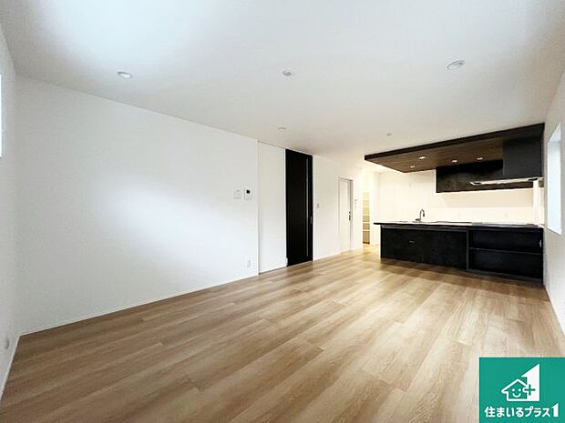 【居間・リビング】日当たり良好の明るいリビングで朝の目覚めもスッキリできそう!対面キッチンでご家族のコミュニケーションも自然と増える設計!小さなお子様が遊ぶスペースを作っても広々とくつろげるLDK!