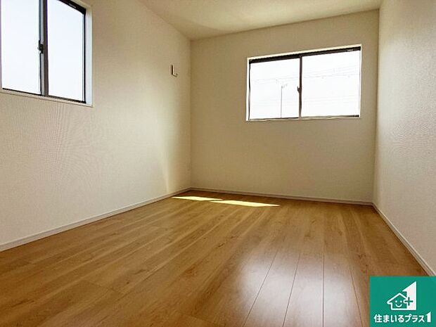 【洋室】寝室は心地よい眠りについてもらいたくて、シンプルかつ開放的な空間な設計にしています!大きな窓から差し込む日が心地いいです♪