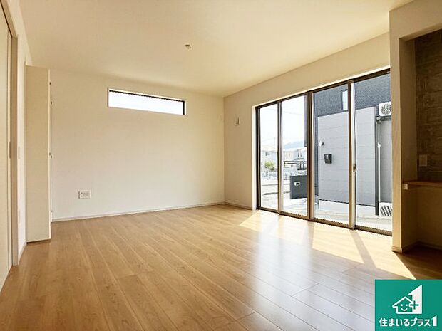 【居間・リビング】日当たり良好の明るいリビングで朝の目覚めもスッキリできそう!対面キッチンでご家族のコミュニケーションも自然と増える設計!小さなお子様が遊ぶスペースを作っても広々とくつろげるLDK!