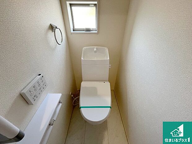 【独立洗面台】清潔感のある洗面台です。フラットな鏡は掃除がしやすく毎日清潔!ホースは引き出して使えるので洗顔やお掃除の際に便利です!