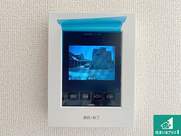 【カラーモニターインターホン】声だけでなく来訪者の姿や顔がモニターで確認できるので、小さなお子様がいらっしゃるご家庭でも安心できます!