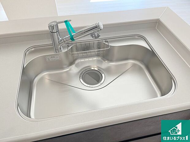 【キッチンシンク】蛇口の先端に浄水器を内蔵しています!原水と浄水、お湯と冷水、シャワーの切替えがワンタッチなので用途によって使い分けられます。