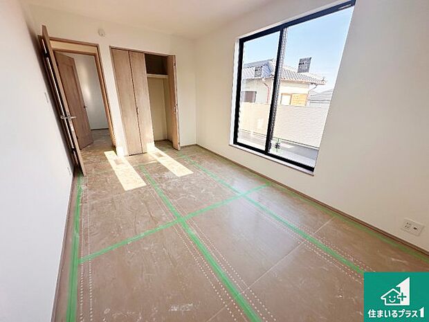 【洋室】寝室は心地よい眠りについてもらいたくて、シンプルかつ開放的な空間な設計にしています!大きな窓から差し込む日が心地いいです♪