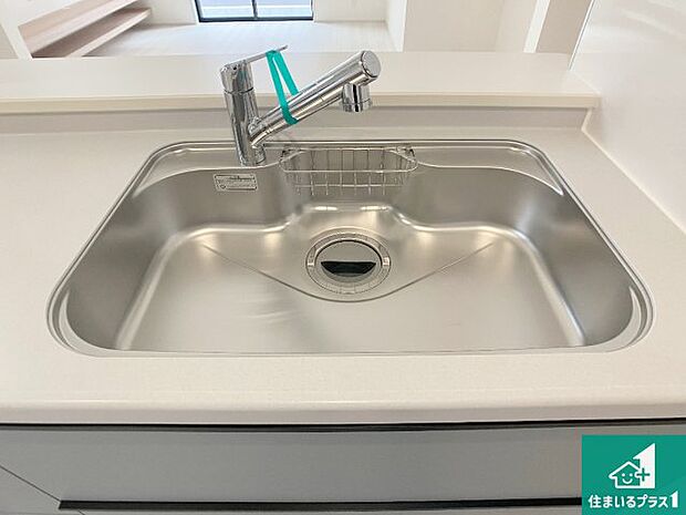 【キッチンシンク】蛇口の先端に浄水器を内蔵しています!原水と浄水、お湯と冷水、シャワーの切替えがワンタッチなので用途によって使い分けられます。