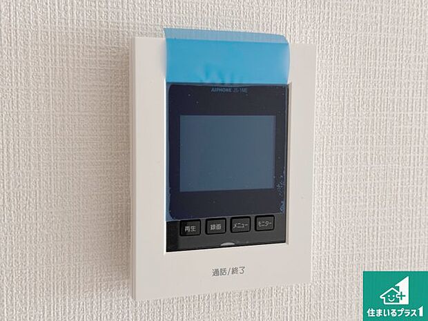 【カラーモニターインターホン】声だけでなく来訪者の姿や顔がモニターで確認できるので、小さなお子様がいらっしゃるご家庭でも安心できます!