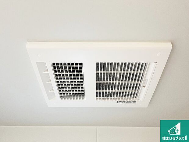 【浴室暖房乾燥機】四季を通して快適なバスライフをお手伝いする浴室暖房乾燥機！浴室の乾燥・暖房・涼風・換気はもちろん、２４時間換気にも対応！ 