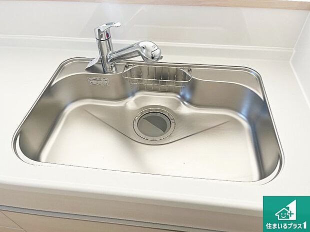 【キッチンシンク】蛇口の先端に浄水器を内蔵しています！原水と浄水、お湯と冷水、シャワーの切替えがワンタッチなので用途によって使い分けられます。