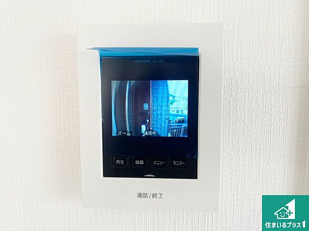 【カラーモニターインターホン】声だけでなく来訪者の姿や顔がモニターで確認できるので、小さなお子様がいらっしゃるご家庭でも安心できます！