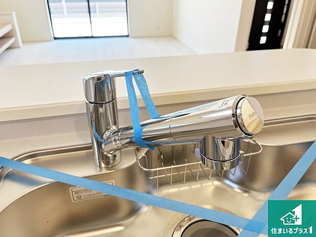 【キッチン水栓】浄水器を内蔵！炊飯時、お茶を作る時に安心してお水を使えます！お湯と冷水、浄水と原水、シャワーの切替えもワンタッチです！