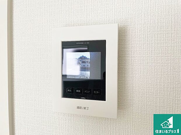 【カラーモニターインターホン】声だけでなく来訪者の姿や顔がモニターで確認できるので、小さなお子様がいらっしゃるご家庭でも安心できます!