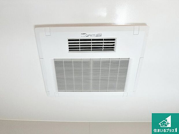 【浴室暖房乾燥機】四季を通して快適なバスライフをお手伝いする浴室暖房乾燥機！浴室の乾燥・暖房・涼風・換気はもちろん、２４時間換気にも対応！ 