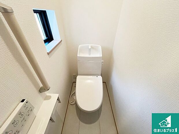 【トイレ】1・2階の2ヶ所にあるので、朝の忙しい時間の順番待ちもなく、深夜の利用にも大変便利です。