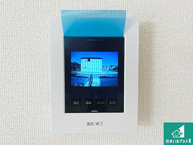 【カラーモニターインターホン】声だけでなく来訪者の姿や顔がモニターで確認できるので、小さなお子様がいらっしゃるご家庭でも安心できます!