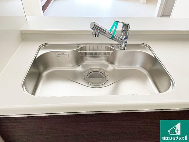 【キッチンシンク】蛇口の先端に浄水器を内蔵しています！原水と浄水、お湯と冷水、シャワーの切替えがワンタッチなので用途によって使い分けられます。